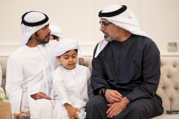 محمد بن زايد يستقبل الشيوخ والمواطنين في برزة قصر البحر