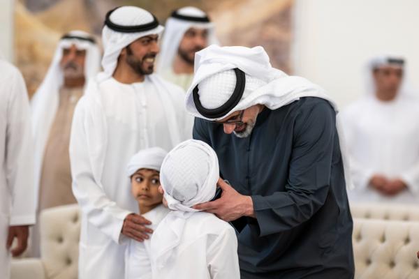 محمد بن زايد يستقبل الشيوخ والمواطنين في برزة قصر البحر