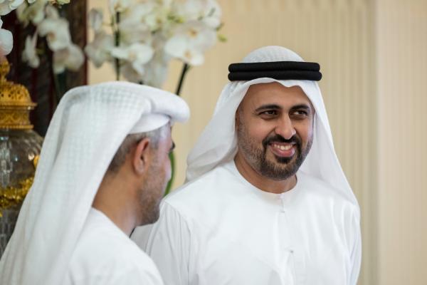 محمد بن زايد يستقبل الشيوخ والمواطنين في برزة قصر البحر