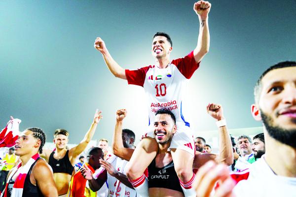 خالد الظنحاني يحمل بطل المباراة فراس بالعربي خالد الظنحاني يحمل بطل المباراة فراس بالعربي