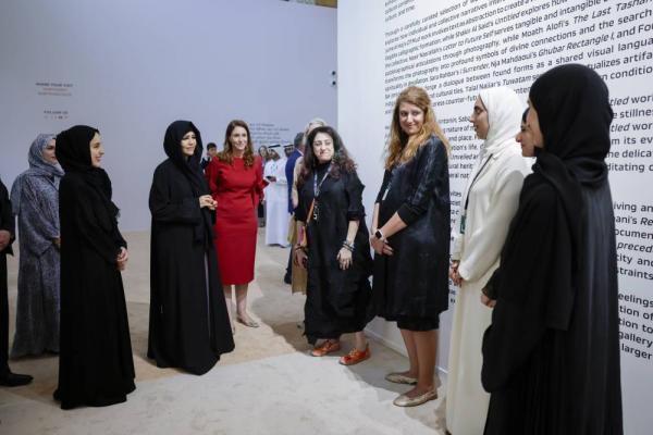 لطيفة بنت محمد تتجول في المعرض ترافقها شما المزروعي