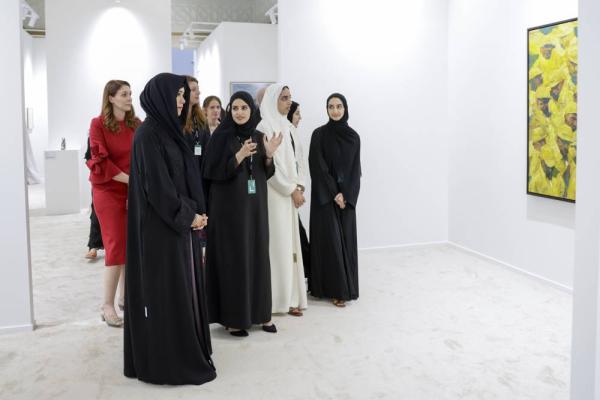 لطيفة بنت محمد تستمع إلى شرح عن أحد الأعمال الفنية