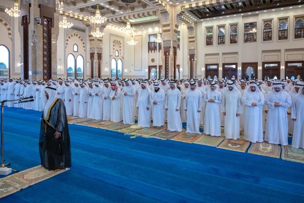 حمدان بن محمد يؤدي صلاة عيد الأضحى بمسجد زعبيل في دبي