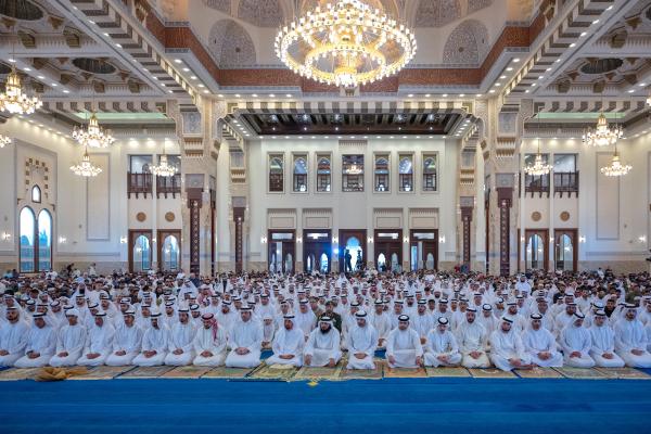 حمدان بن محمد يؤدي صلاة عيد الأضحى بمسجد زعبيل في دبي