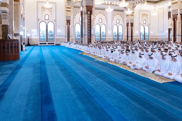 حمدان بن محمد يؤدي صلاة عيد الأضحى بمسجد زعبيل في دبي