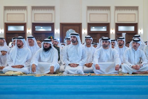 حمدان بن محمد يؤدي صلاة عيد الأضحى بمسجد زعبيل في دبي