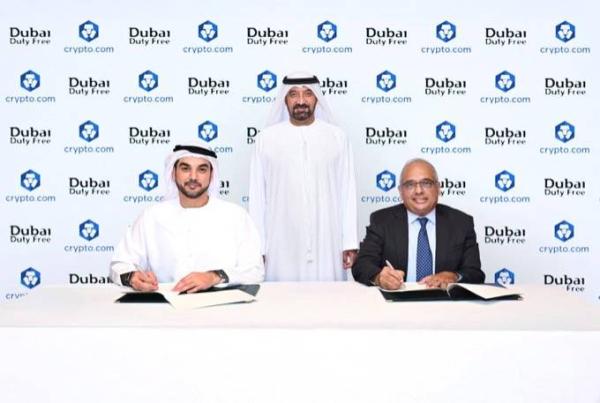 «الإمارات» و«كريبتو دوت كوم» توقعان مذكرة تفاهم لتمكين حلول الدفع الرقمية للمسافرين