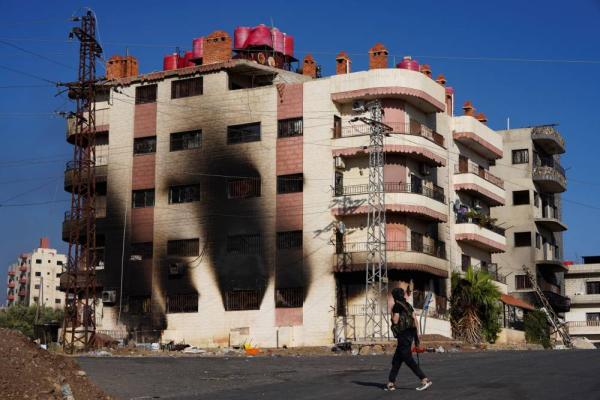 دخان يتصاعد من بناية في السويداء جراء القصف بالرشاشات والمورتر(رويترز)