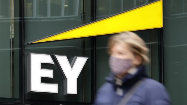 مدخل مكاتب «إي واي» في لندن