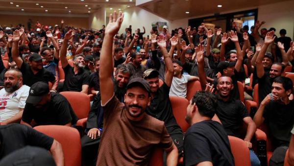 انصار الصدر خلال الإعتصام في البرلمان (ا ف ب)