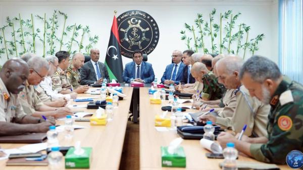 جانب من لقاء الرئاسي الليبي بالدبيبة وأعضاء لجنة «5+5» وآمري المناطق العسكرية (وال)