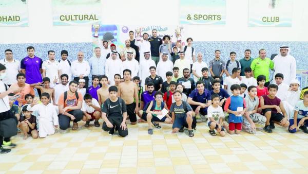 المشاركون في لقطة تذكارية مع المنظمين
