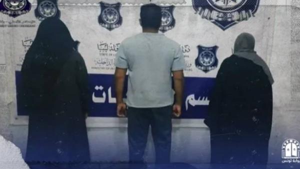 الأم وولديها الأم وولديها