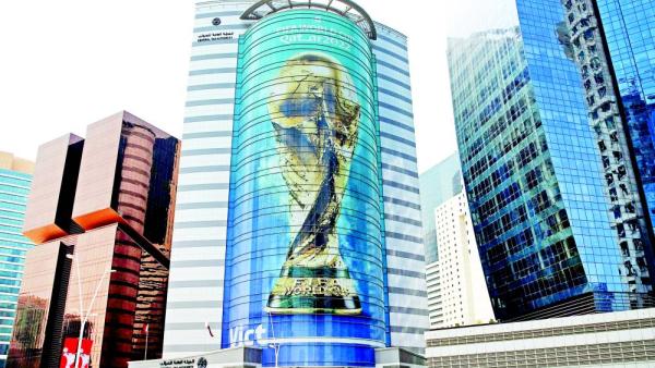 كأس العالم يزين إحدى بنايات الدوحة