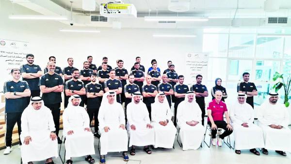جاني وكبار الحضور مع المشاركين في الدورة