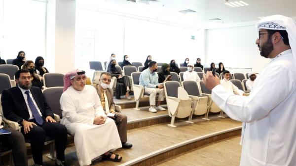 الخبير الفني يتحدث للحضور