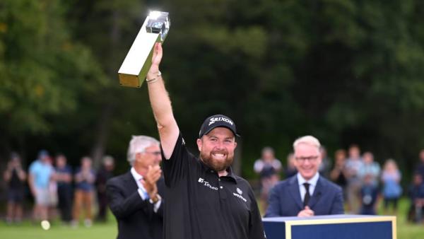 شون لوري مع كأس البطولة الإنجليزية