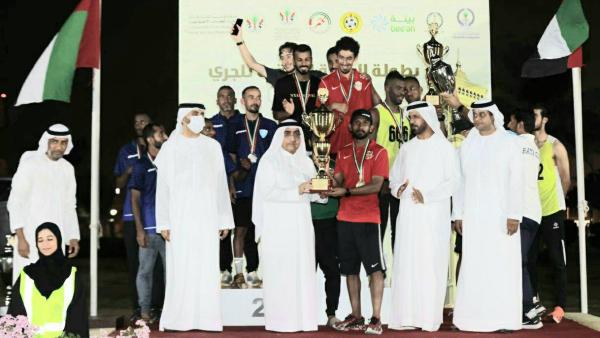 سعيد بن صقر يتوج شباب الأهلي بكأس الرجال