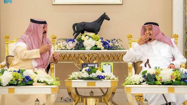 خادم الحرمين الشريفين خلال استقباله العاهل البحريني (واس)