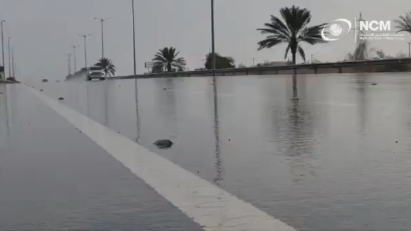 هطول الأمطار على طريق دبي العين
