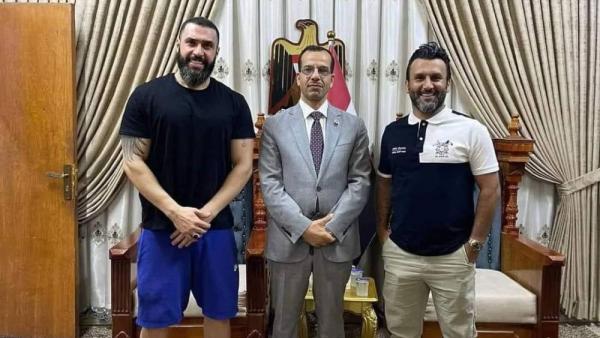 رئيس نادي الديوانية يتوسط سامر سعيد وشقيقه اللاعب سامال