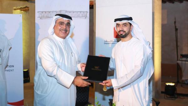 أحمد الطنيجي يكرم عبدالعزيز المسلم