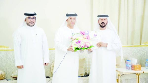 ابن هويدن يقدّم الورود إلى الخيال