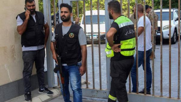قوات أمن لبنانية تنتشر عند أحد فروع البنوك في بيروت بعد اقتحام احد المودعين للمبنى(أ ف ب)