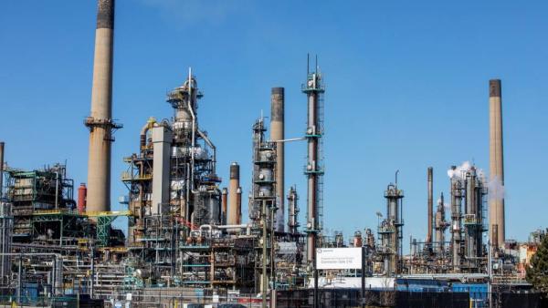 البترول الوطنية الكويتية تسيطر على حريق محدود في مصفاة ميناء عبدالله