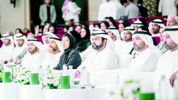 محمد بن حمد ونورة الكعبي وجانب من الحضور خلال المهرجان