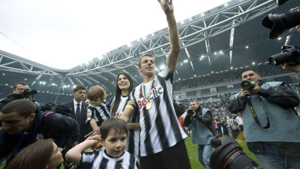 توبياس في المقدمة يشارك احتفال والده بلقب الإسكوديتو 2012