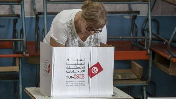تونسية تدلي بصوتها في انتخابات تشريعية سابقة
