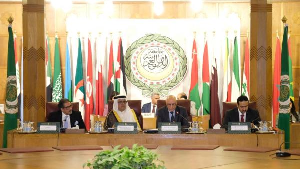جانب من المشاركين حلقة حول دور معدي البرامج التلفزيونية والإذاعية في كيفية تناول القضايا المتعلقة بالإرهاب والأمن القومي(الخليج)