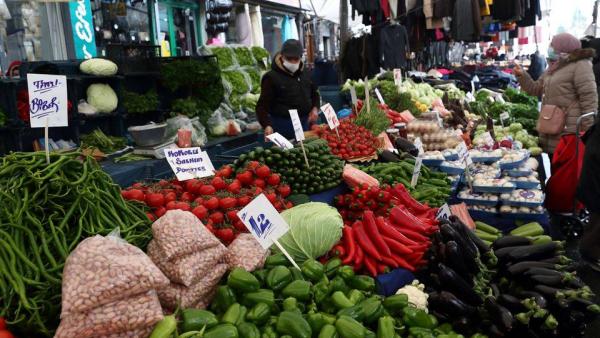 أتراك في أحد أسواق الخضار في أسطنبول - رويترز
