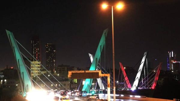 جسر عبدون يتزيّن بألوان العلم الإماراتي