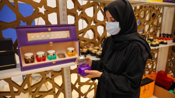 مواطنة تطالع أحد منتجات الأسر