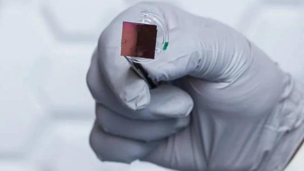 الجهاز يزرع تحت الجلد