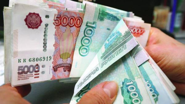 الروبل يتهاوى بشكل كبير نتيجة المشكلات الاقتصادية المتراكمة