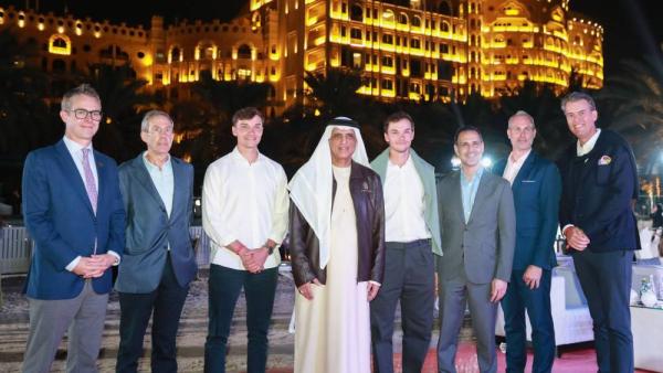 سعود بن صقر يتوسط جانباً من الضيوف