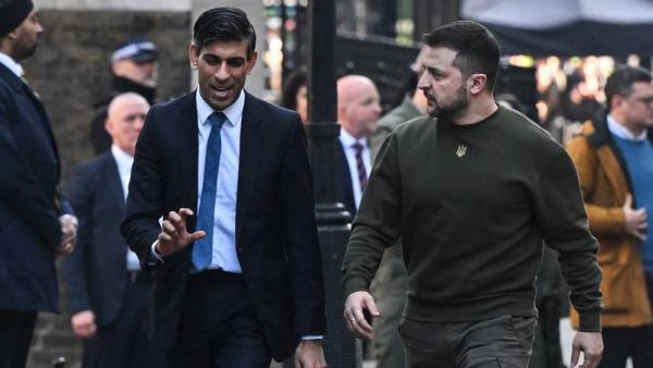 TOPSHOT - Ukraine's President Volodymyr Zelensky (R) arrives with Britain's Prime Minister Rishi Sunak at 10 Downing Street in central London on February 8, 2023, ahead of their meeting. - Ukraine's President Volodymyr Zelensky on Wednesday hailed Britain as "one of the first" countries to support Ukraine after Russia invaded, on his first visit to London since the war broke out nearly a year ago. (Photo by JUSTIN TALLIS / AFP)