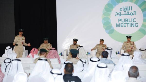 عبدالله المري ومساعدوه يستمعون لملاحظات المواطنين والمقيمين عبدالله المري ومساعدوه يستمعون لملاحظات المواطنين والمقيمين