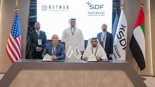 الحضور خلال توقيع الاتفاقية