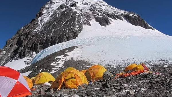 معدات تخييم في جبل إيفرست