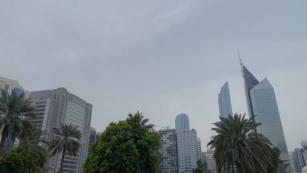 سحب ممطرة وأمطار خفيفة في أبوظبي - تصوير محمد السماني