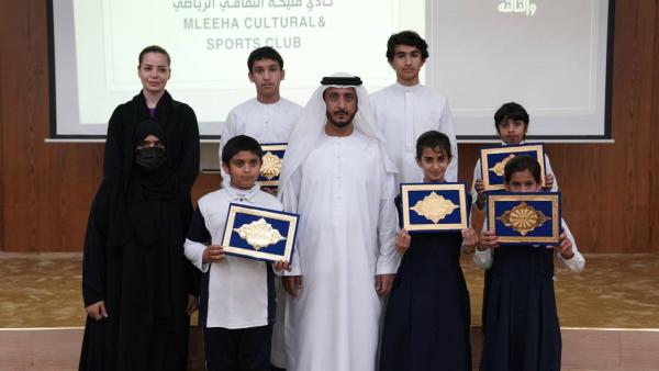 الخاصوني مع بعض مدرسات وطلاب وطالبات مدرسة مليحة