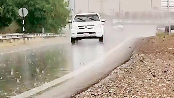 هطول الأمطار على طريق دبي العين