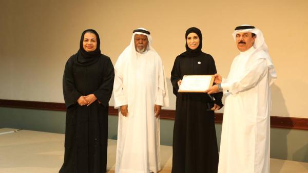 بلال البدور وعلي عبيد الهاملي وعائشة سلطان خلال تكريم عزة سليمان مسؤولة نادي شرفة القراءة