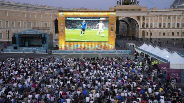 مواجهات إنجلترا وإيطاليا تجذب المشجعين