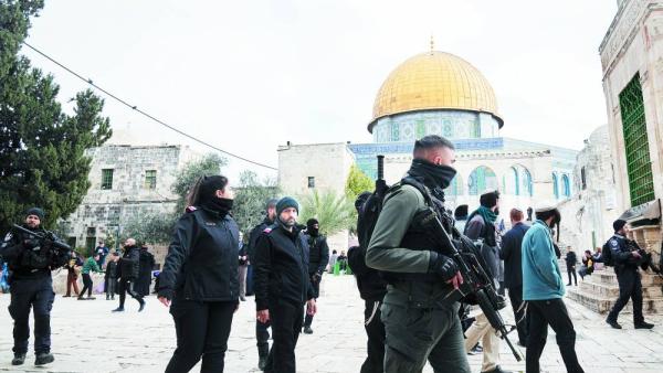 قوات أمن إسرائيلية ترافق مستوطنين في مجمع المسجد الأقصى (ا ب)