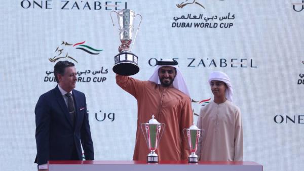راشد بن حميد يحمل كأس الشوط الثاني